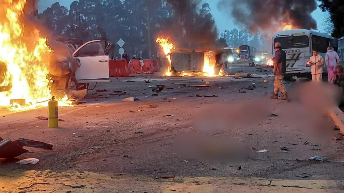 Bomberos atienden accidente vial en Cogua. Foto: Bomberos de Cundinamarca. FOTO: FACEBOOK ZIPA EXILIADOS