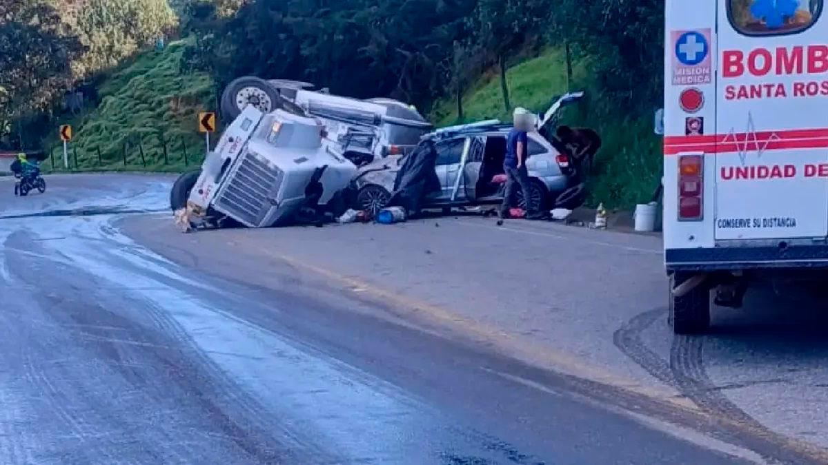Camión cisterna se volcó y cayó sobre un vehículo en Santa Rosa de Osos. /FOTO: TOMADA DE X @Habitantesiete
