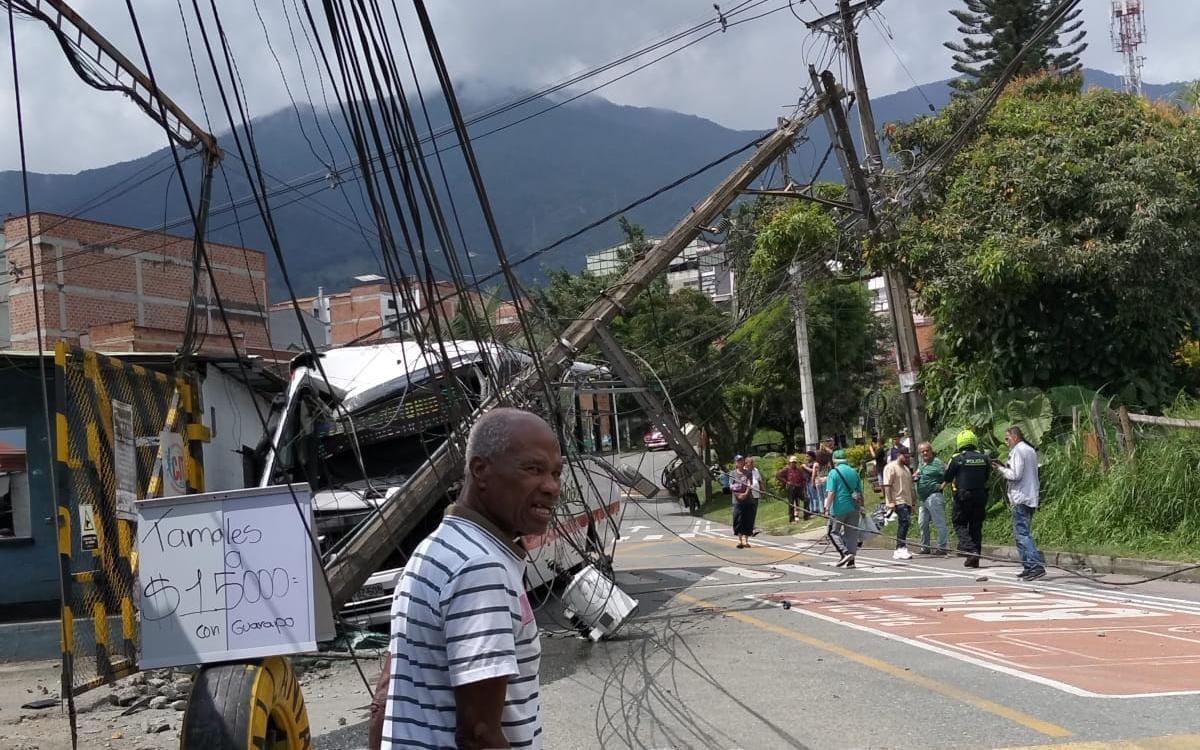 Con el impacto del bus también cayó un transformador. <b><span class=mln_small-caps_mln>/FOTO: DENUNCIAS ANTIOQUIA</span></b>