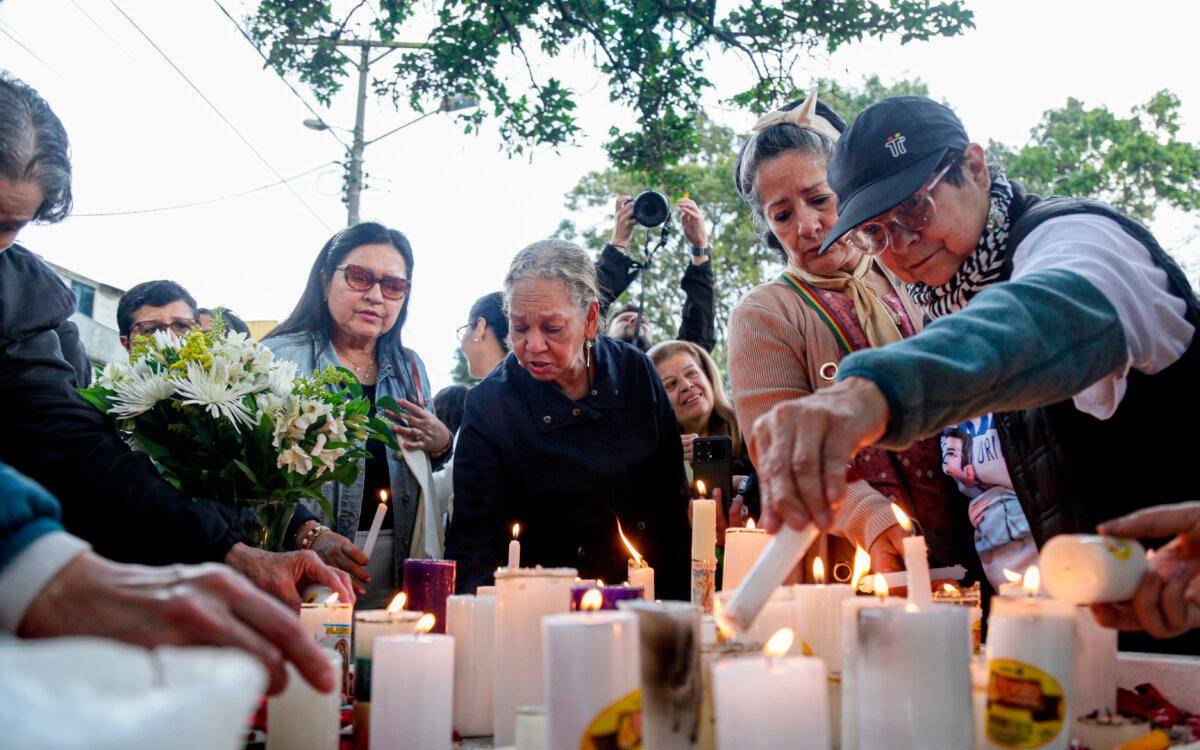 La comunidad se juntó en el lugar de los hechos para apoyar a Miguel Uribe. <b><span class=mln_small-caps_mln>/FOTO: COLPRENSA</span></b>