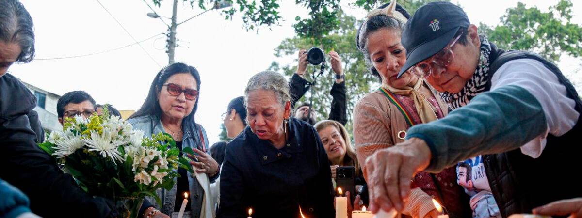 La comunidad se juntó en el lugar de los hechos para apoyar a Miguel Uribe. /FOTO: COLPRENSA
