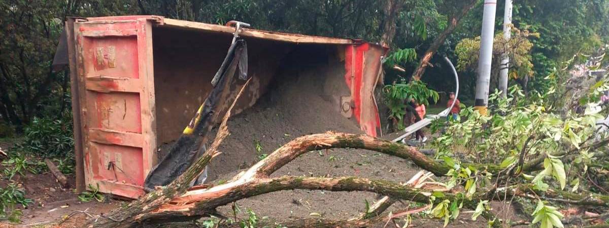 Esta es la volqueta que perdió el control en Los Colores. /FOTO: CORTESÍA 