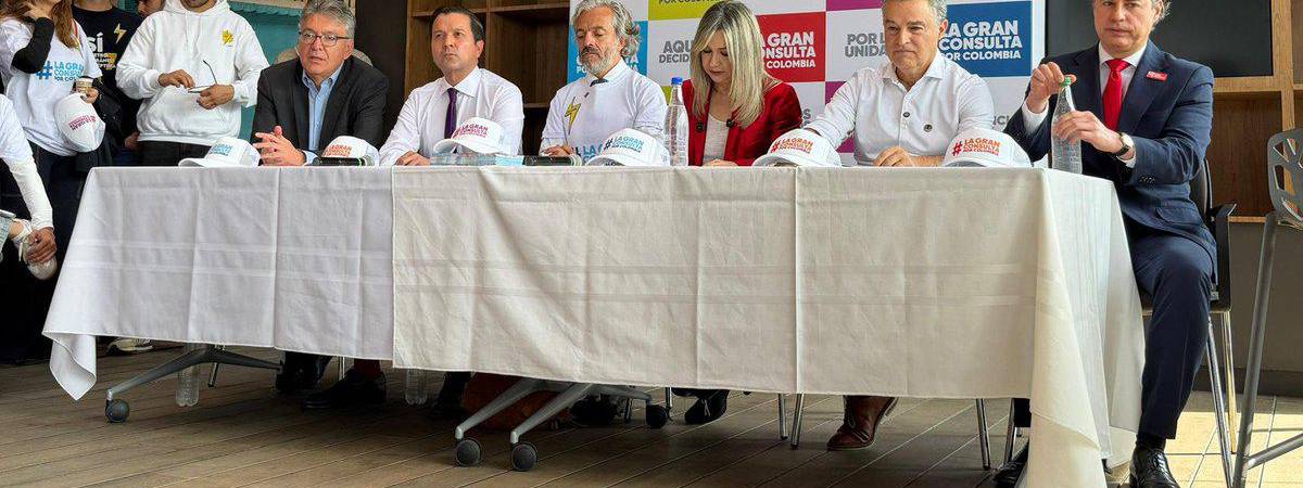 De izq. a der. : Mauricio Cárdenas, David Luna, Juan Daniel Oviedo, Vicky Dávila y Juan Manuel Galán. FOTO: CORTESÍA LA W