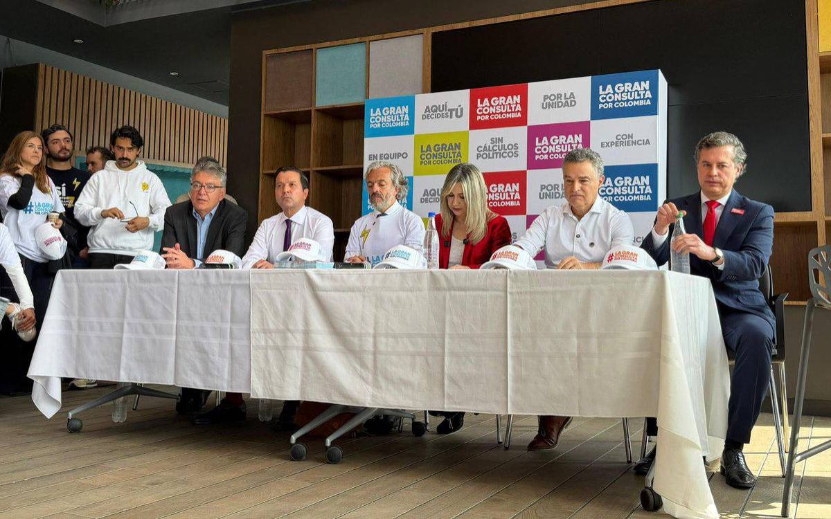 <span class=mln_uppercase_mln>De</span><b><span class=mln_uppercase_mln> izq. a der. : Mauricio Cárdenas, David Luna, Juan Daniel Oviedo, Vicky Dávila y Juan Manuel Galán. FOTO: CORTESÍA LA W</span></b>