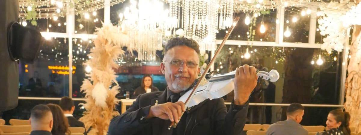 Este artista venezolano comenzó a mostrar su talento en Medellín con agrupaciones de música mexicana. /FOTO: CORTESÍA - WALDO