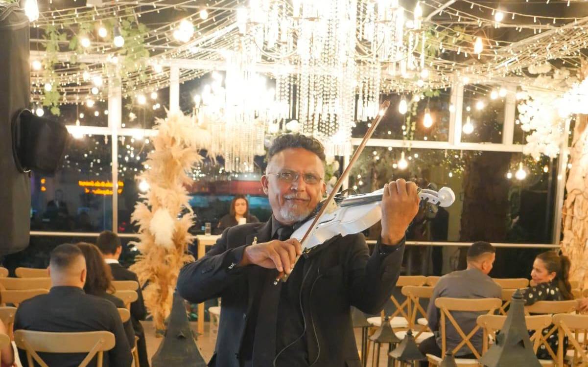 Este artista venezolano comenzó a mostrar su talento en Medellín con agrupaciones de música mexicana. /FOTO: CORTESÍA - WALDO