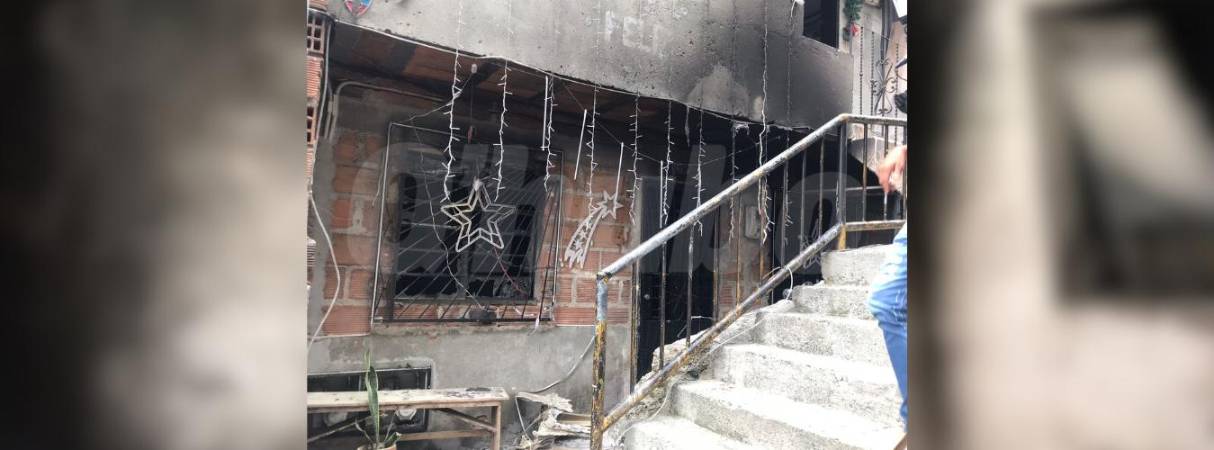 El incendio consumió toda la vivienda, no se pudo rescatar ninguno de los enseres. FOTO: LAURA ROSA JIMÉNEZ VALENCIA