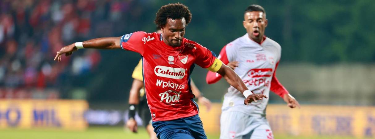 Los jugadores rojos no encontraron los espacios para acercarse con peligro y contundencia al campo rival, tuvieron opciones, pero no fueron certeros. FOTO: MANUEL SALDARRIAGA