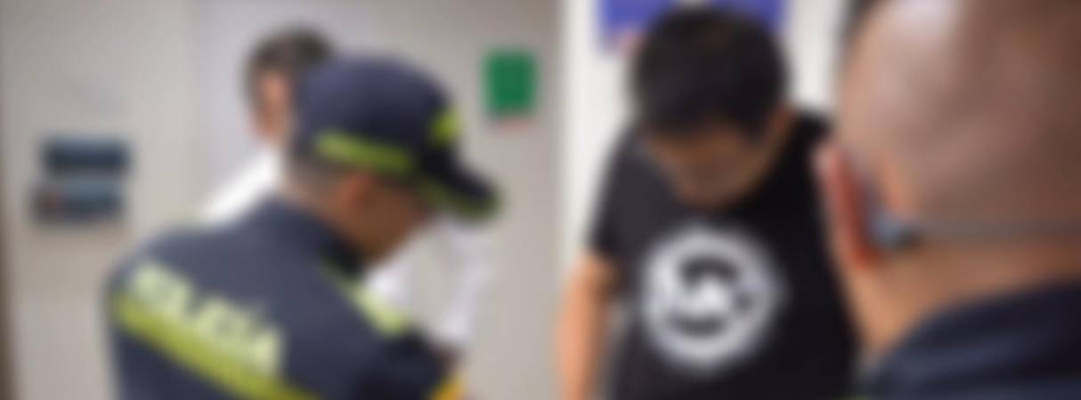 Momento en que el presunto responsable de la agresión fue capturado por la Policía. FOTO: TOMA DE VIDEO - ALCALDÍA DE ITAGÜÍ