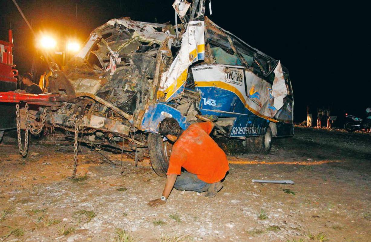 9. Accidente fatal en San Luis: 21 muertos y 9 heridos dejó el accidente de un bus. Ocurrió el 4 de abril en la vereda La Josefina del municipio de San Luis. / FOTO: ESTEBAN VANEGAS