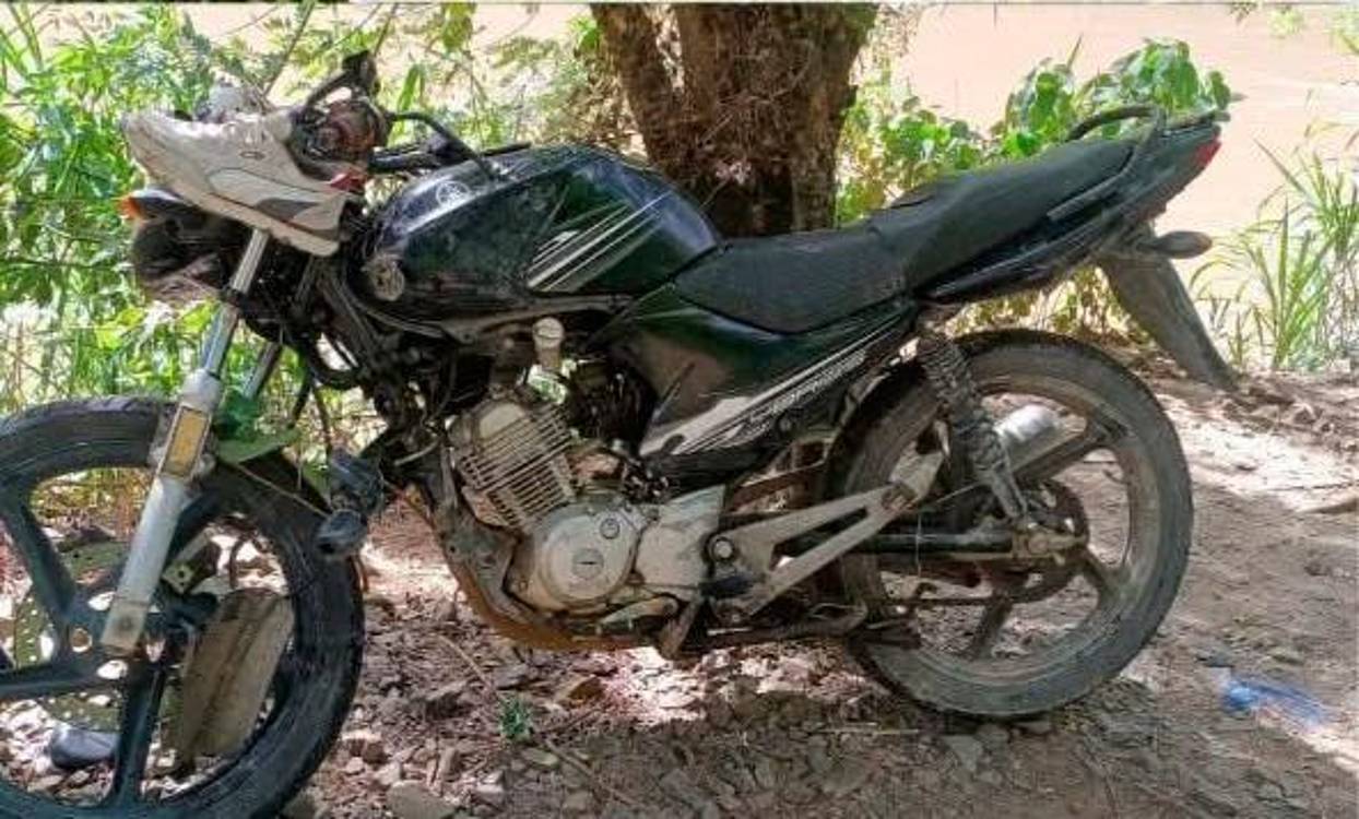 La moto y los zapatos del desaparecido. <b><span class=mln_small-caps_mln>/ FOTO: CORTESÍA</span></b>