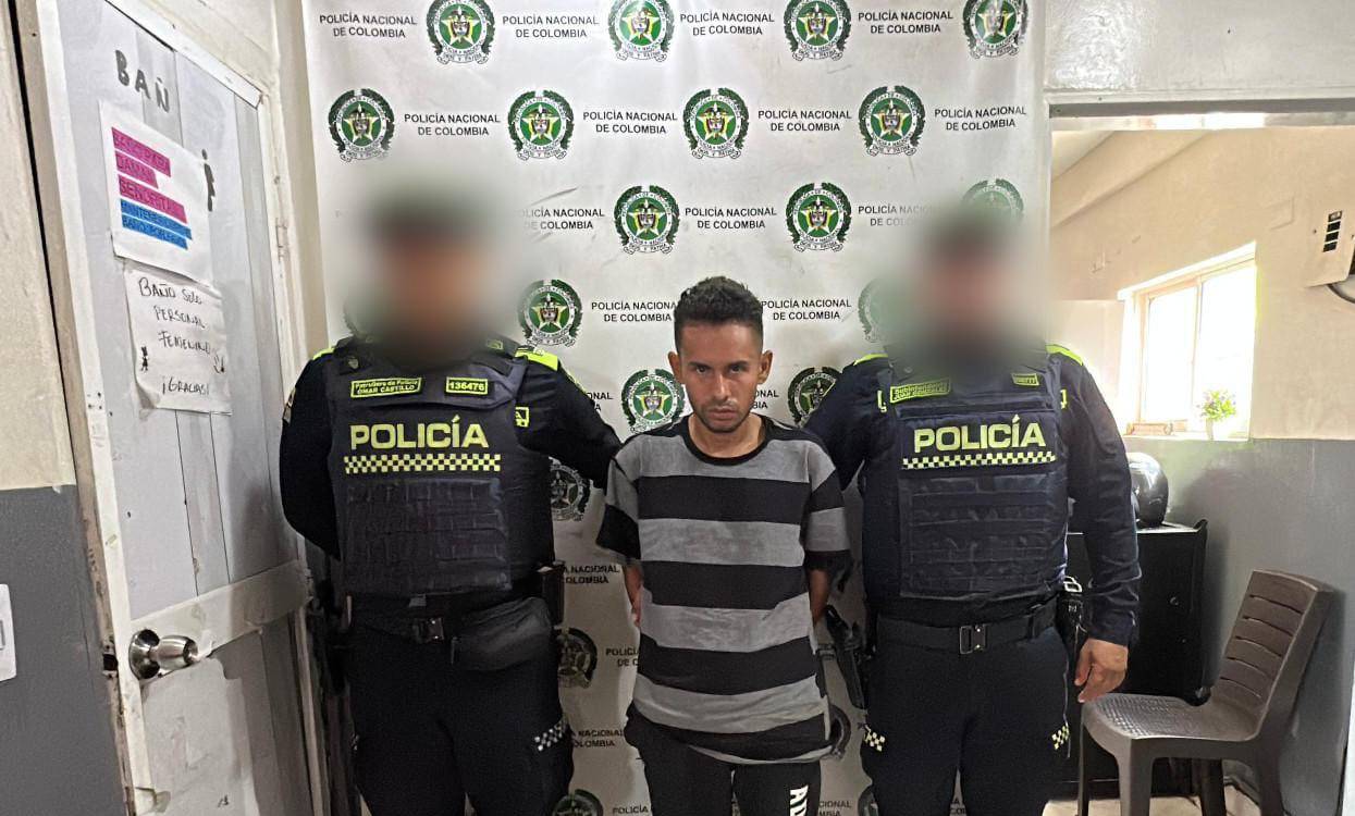 Alias el Costeño fue capturado en el mercado de Bazurto en Cartagena. <b><span class=mln_small-caps_mln>/ FOTO: POLICÍA</span></b>