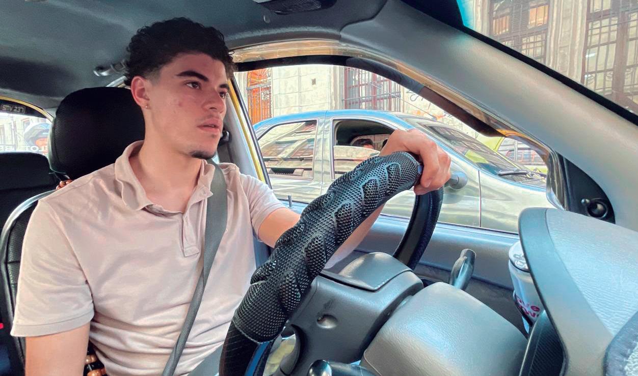 $!Luis Felipe: el taxista que estudia economía y sueña con un banco