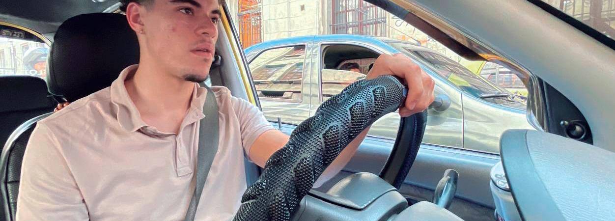 Luis Felipe: el taxista que estudia economía y sueña con un banco