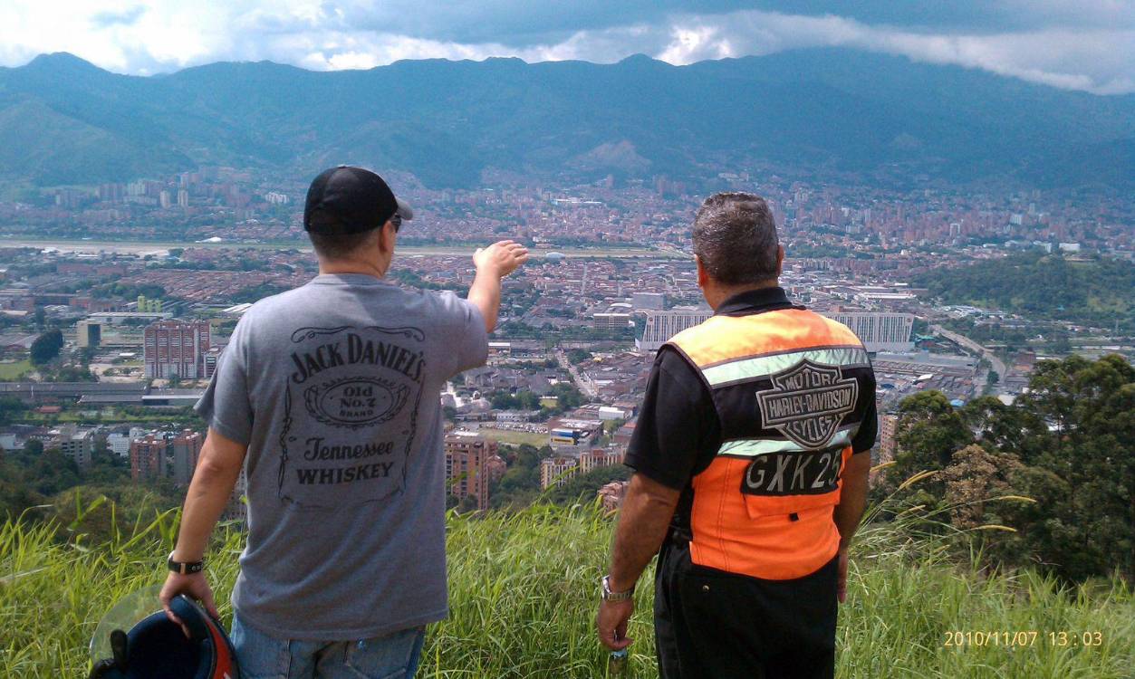 Recorrido de Willie Colón por la vía Las Palmas, Medellín. FOTO: REDES SOCIALES WILLIE COLÓN