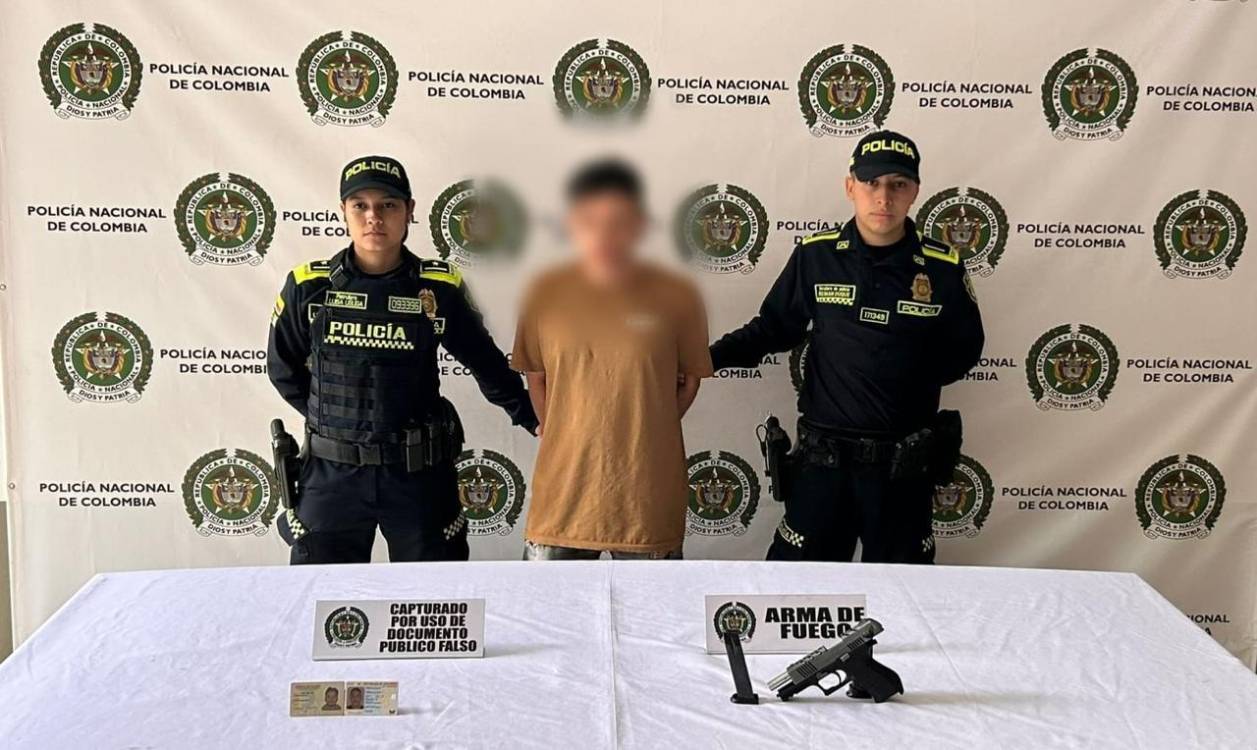 Joven de 19 años capturado en Manrique. FOTO: CORTESÍA SECRETARÍA DE SEGURIDAD Y CONVIVENCIA