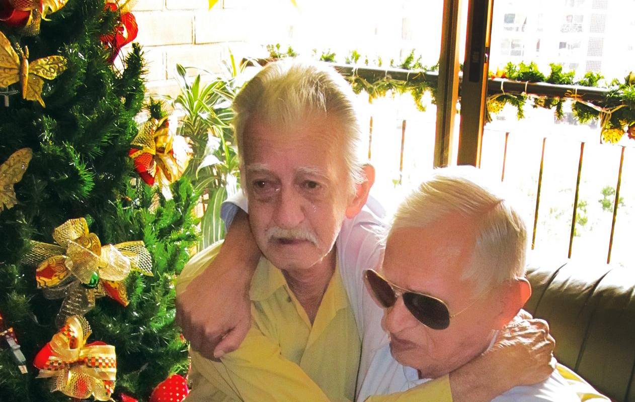 41. Hermoso reencuentro: los hermanos Jorge y Gabriel Restrepo Sierra se reencontraron después de 40 años, gracias a Q’HUBO. / FOTO: KAREN LONDOÑO.