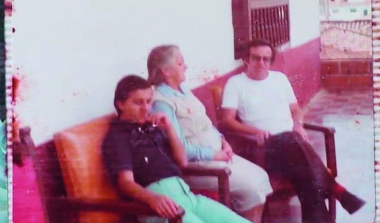 La foto más antigua de la casa, su estado actual y la familia disfrutando del balcón, que hoy funciona como café. FOTOS: CORTESÍA