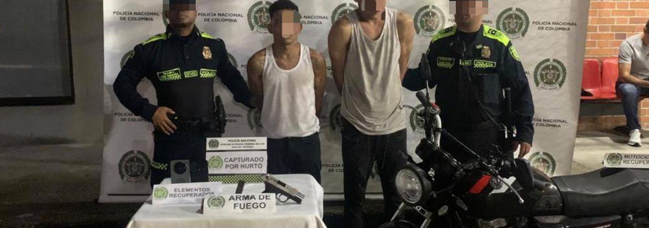 Los dos presuntos ladrones capturados. FOTO: POLICÍA
