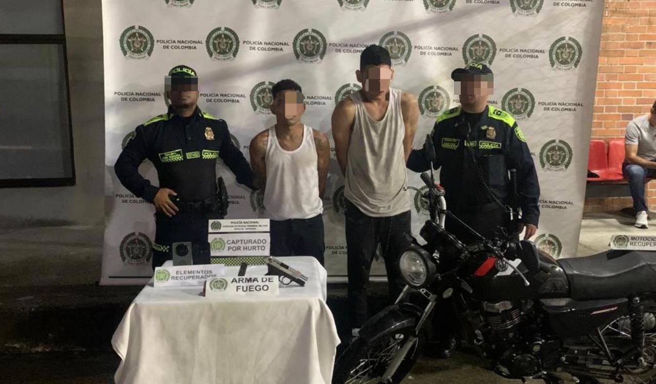 Los dos presuntos ladrones capturados. FOTO: POLICÍA