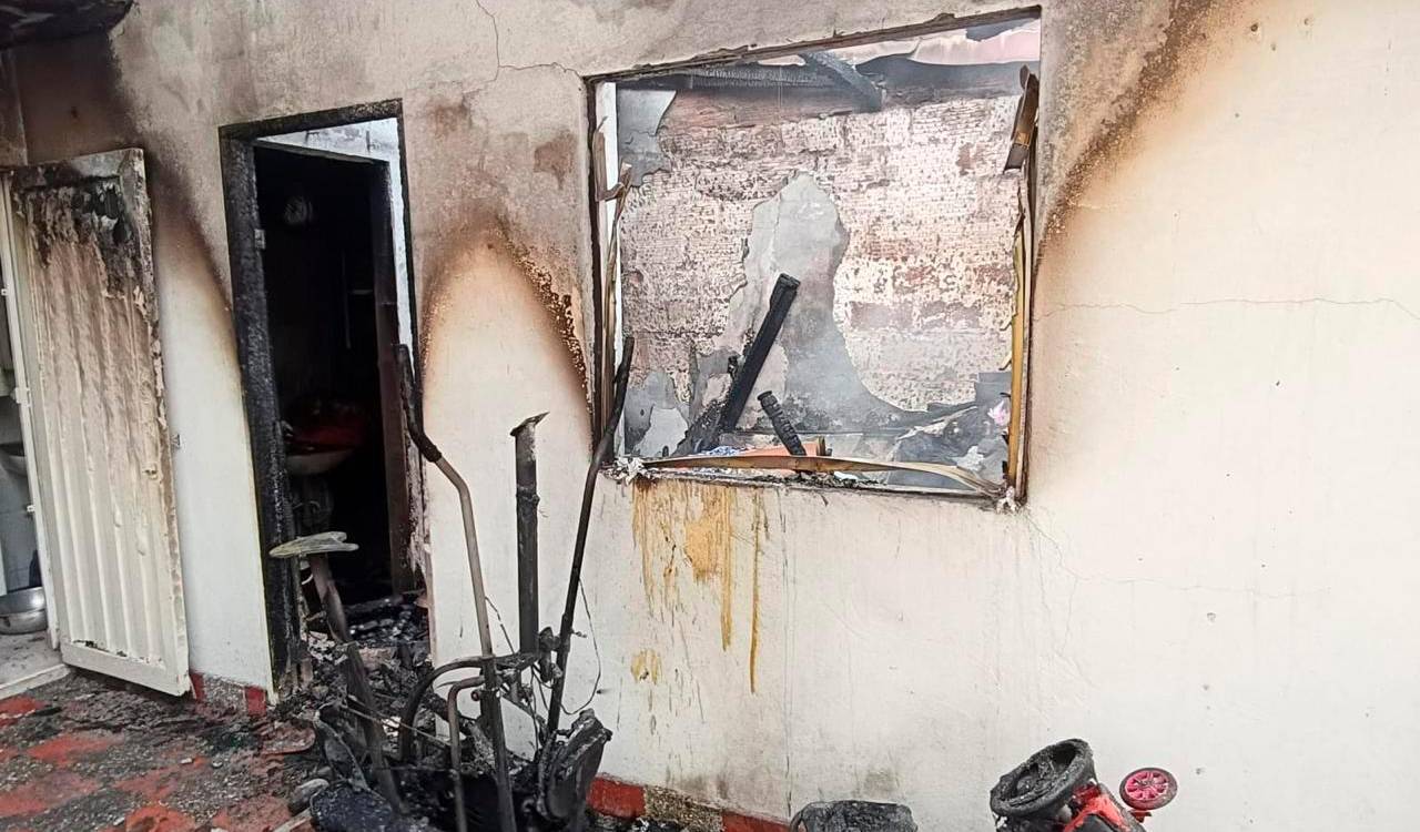 $!La intervención de los profesionales evitó que las llamas llegarán a otras viviendas. /FOTOS: CORTESÍA CUERPO DE BOMBEROS DE ENVIGADO.