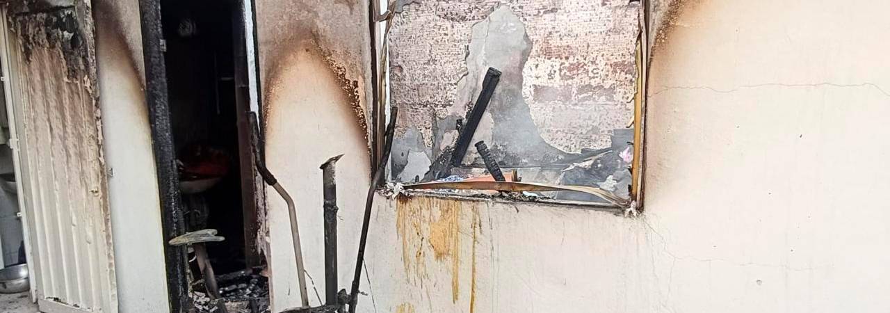 La intervención de los profesionales evitó que las llamas llegarán a otras viviendas. /FOTOS: CORTESÍA CUERPO DE BOMBEROS DE ENVIGADO. 