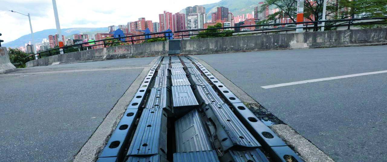 Esta la junta mala en el puente del intercambio vial La Ayurá.