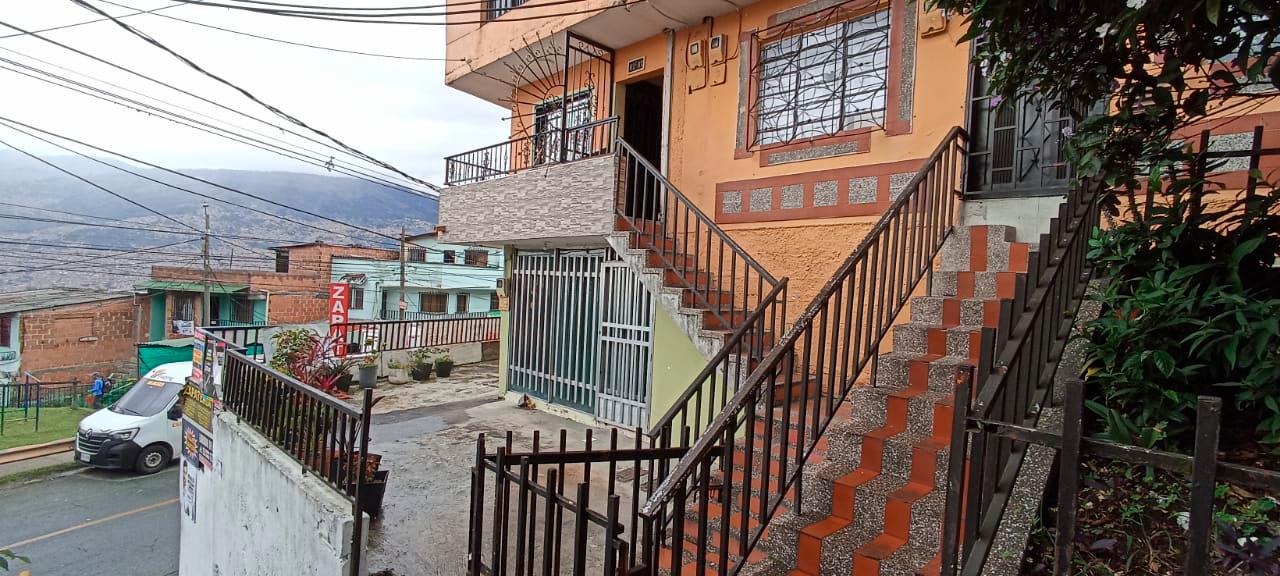 En esta casa (primer piso) ubicada en el Doce de Octubre encontraron muerto a Poly Solar. /FOTO: ALEJANDRA MORALES