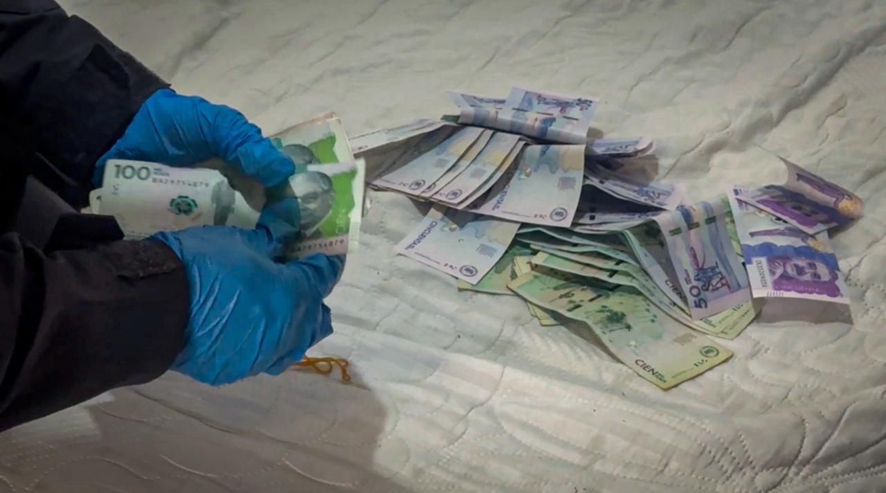 Dinero que tenía el capturado durante el allanamiento. FOTO: SÉPTIMA DIVISIÓN