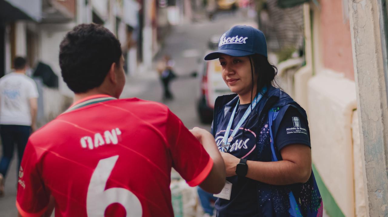 Irán calle por calle presentando la oferta. FOTO: ALCALDÍA DE MEDELLÍN