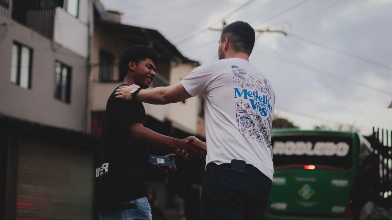 Irán calle por calle presentando la oferta. FOTO: ALCALDÍA DE MEDELLÍN