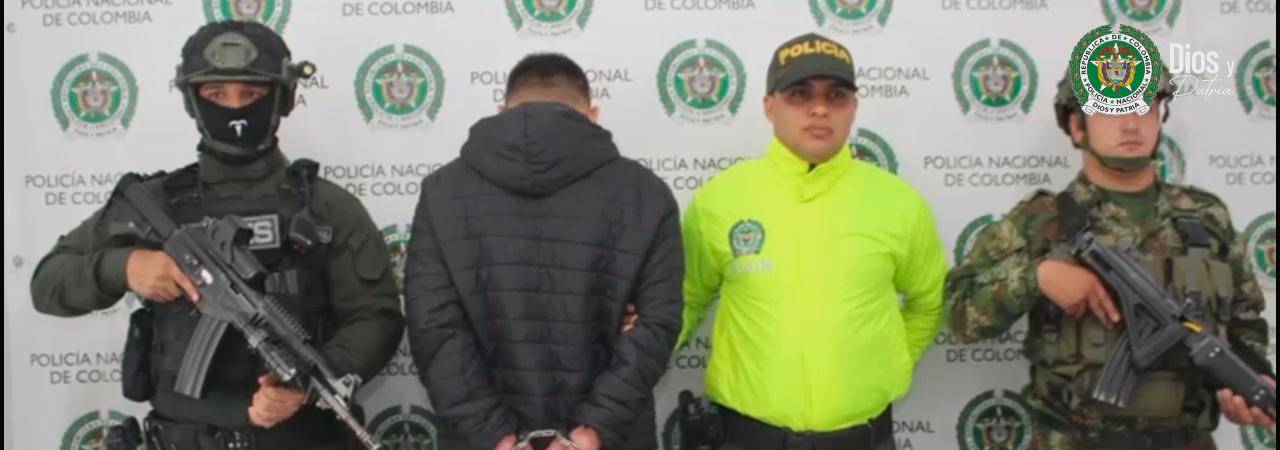 El extranjero con todo lo que le incautaron. /FOTO: POLICÍA NACIONAL