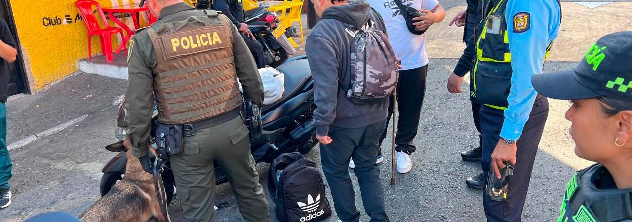 Agentes de tránsito y hasta caninos especializados también hacen parte de los operativos. /FOTO: CORTESÍA