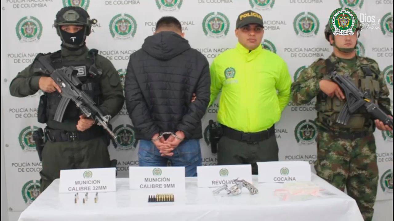 El extranjero con todo lo que le incautaron. /FOTO: POLICÍA NACIONAL