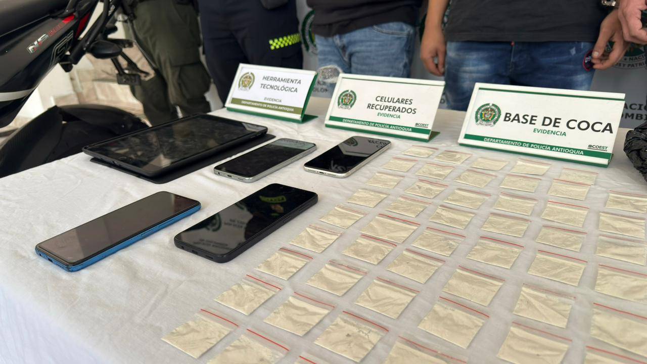 También fueron incautados teléfonos y drogas. <b><span class=mln_small-caps_mln>/ IMAGEN: POLICÍA ANTIOQUIA</span></b>