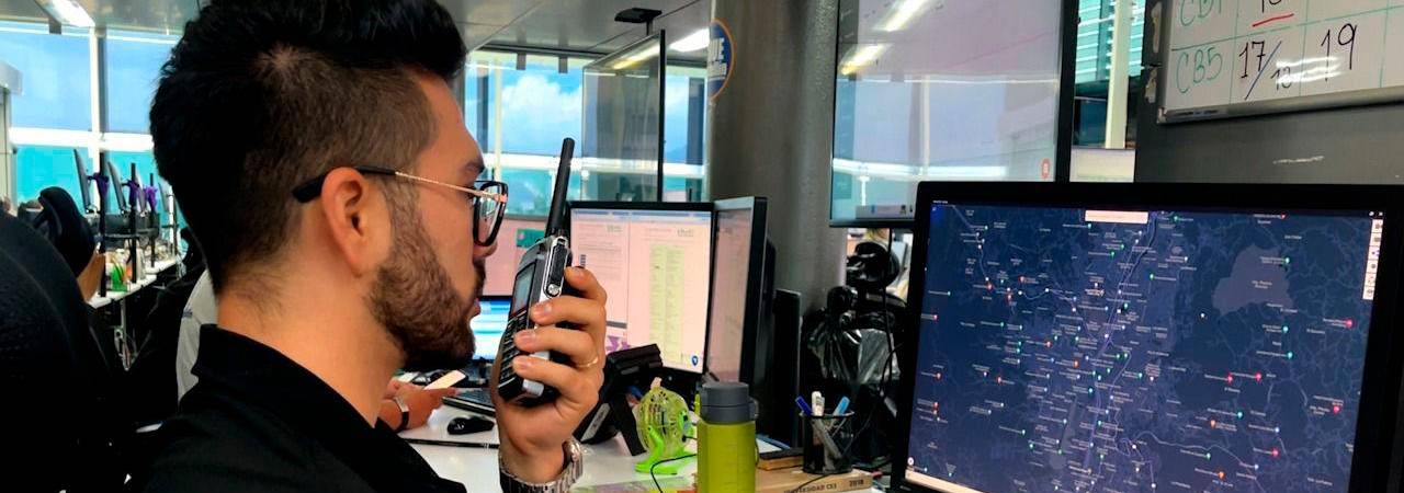 Desde el centro de monitoreo dan todas las indicaciones para mantener estable al paciente. /FOTO: ALCALDÍA DE MEDELLÍN. 