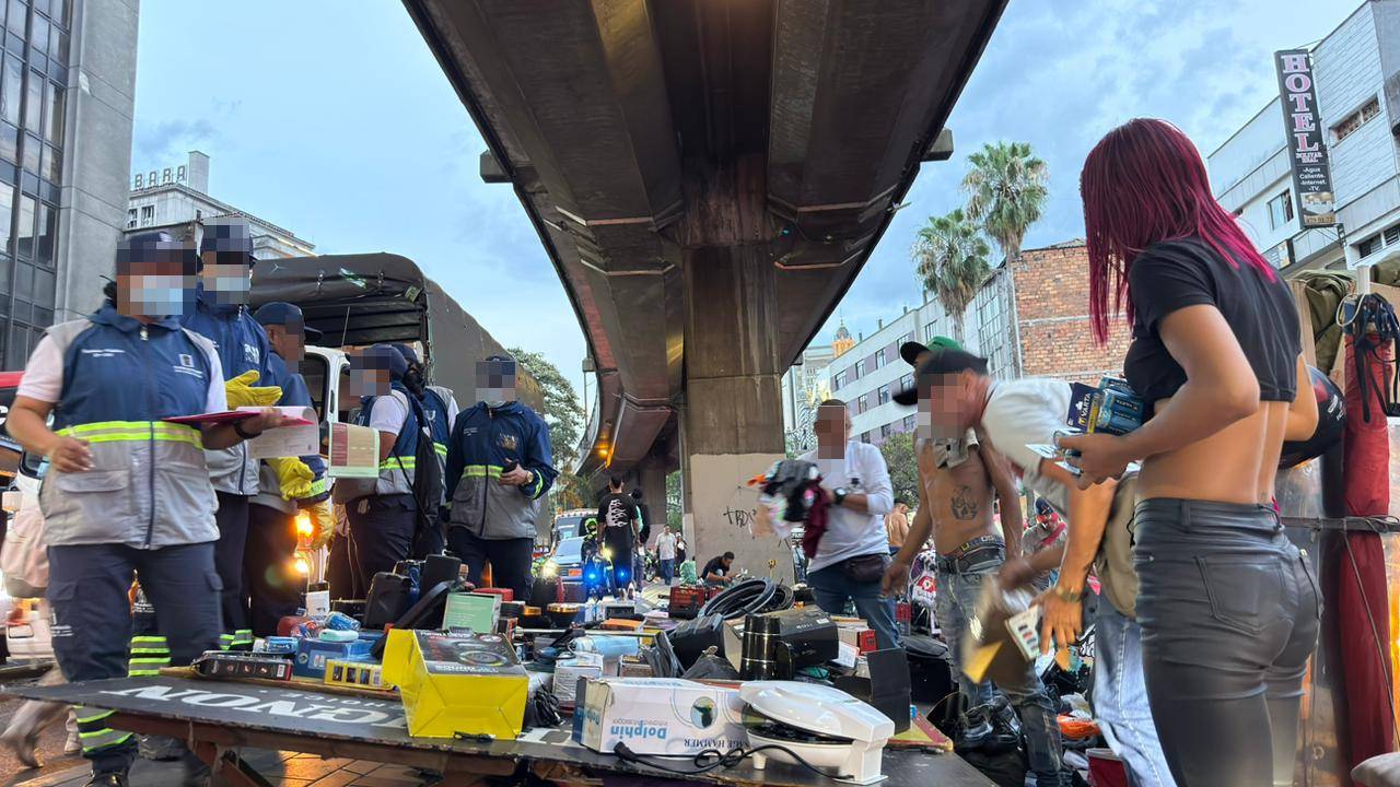 <span class=mln_uppercase_mln>Comerciantes</span><b><span class=mln_uppercase_mln> del sector del viaducto de Prado también fueron intervenidos. FOTO: CORTESÍA ALCALDÍA</span></b>