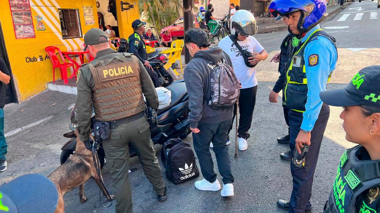 Agentes de tránsito y hasta caninos especializados también hacen parte de los operativos. /FOTO: CORTESÍA