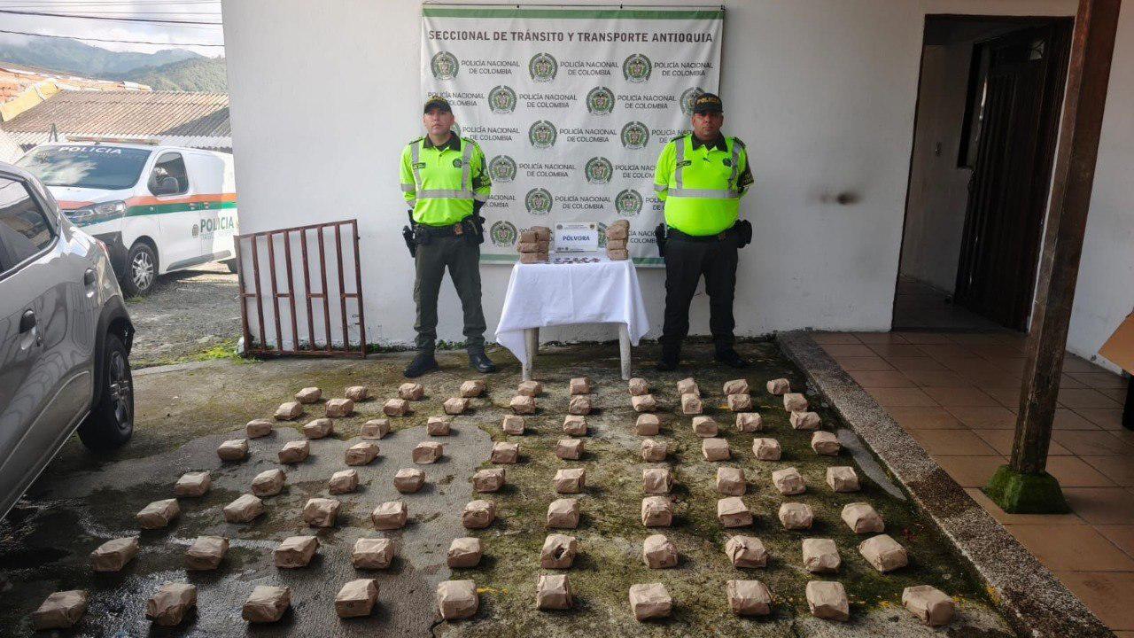 Incautación de pólvora en las vías de Antioquia. FOTO: POLICÍA ANTIOQUIA