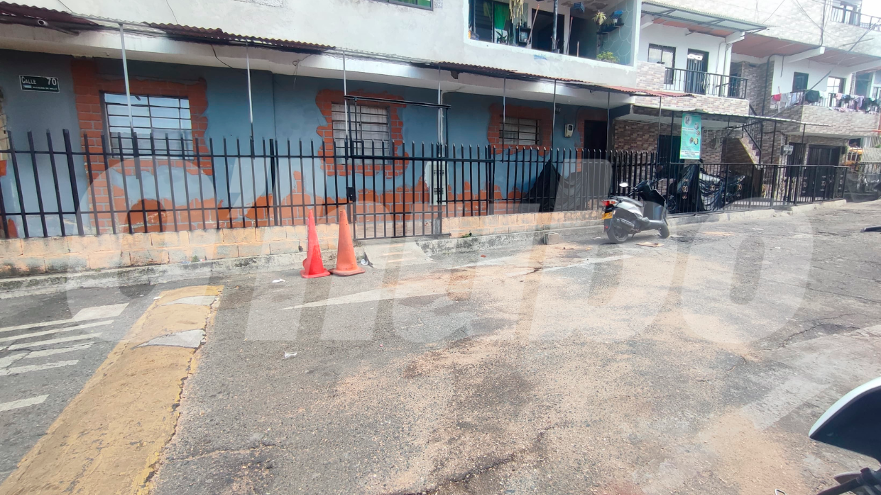 En el piso quedó aceite regado de la motocicleta de los uniformados. /FOTO: ANDRÉS FERNANDO GARCÍA.
