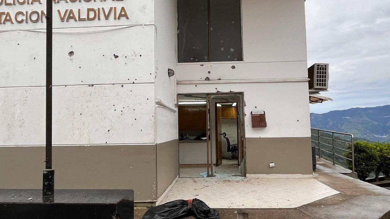 Así quedó la Estación de Policía de Valdivia tras el ataque. <b><span class=mln_small-caps_mln>/FOTO: HERALDO DEL NORTE</span></b>
