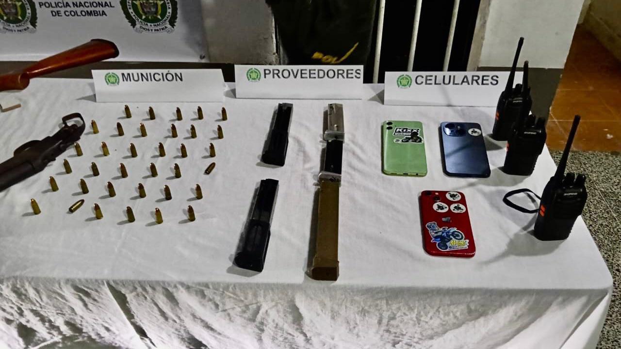 Elementos incautados en los operativos. FOTO: @COL_EJERCITO