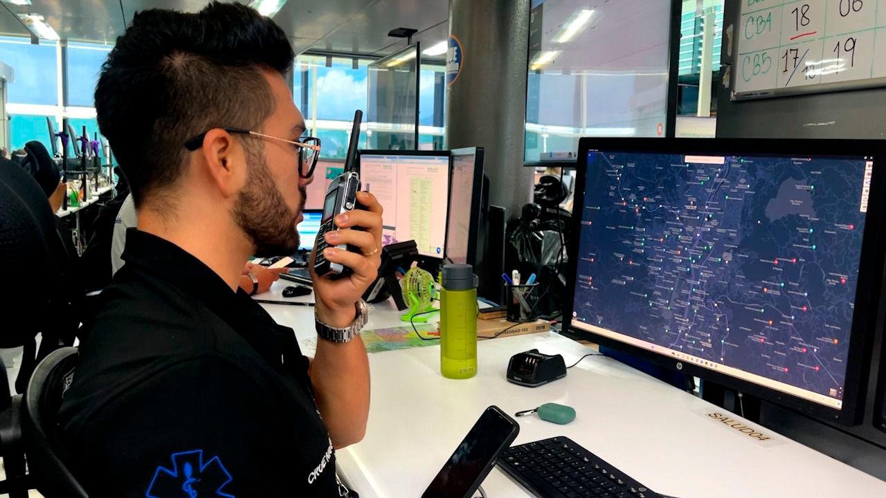 Desde el centro de monitoreo dan todas las indicaciones para mantener estable al paciente. /FOTO: ALCALDÍA DE MEDELLÍN.