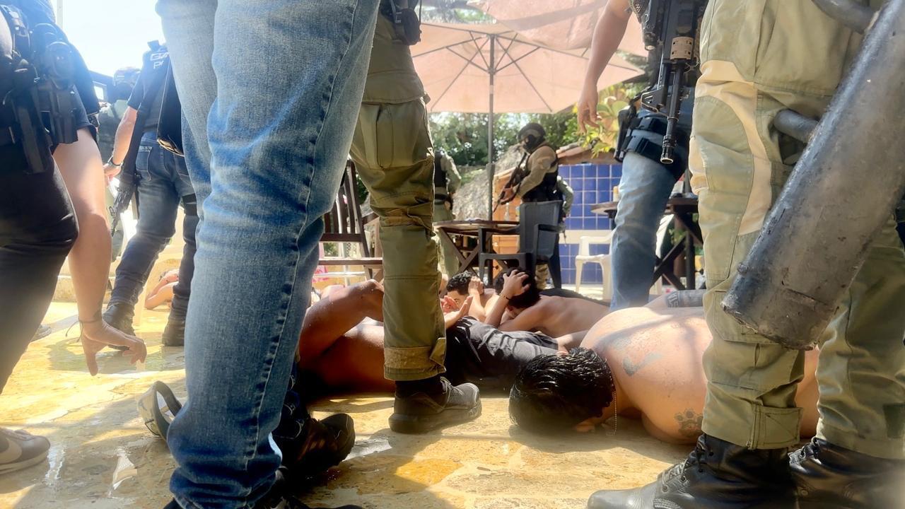 Alias Sebas fue sorprendido con un grupo de personas, entre las que había mujeres. FOTO: POLICÍA METROPOLITANA