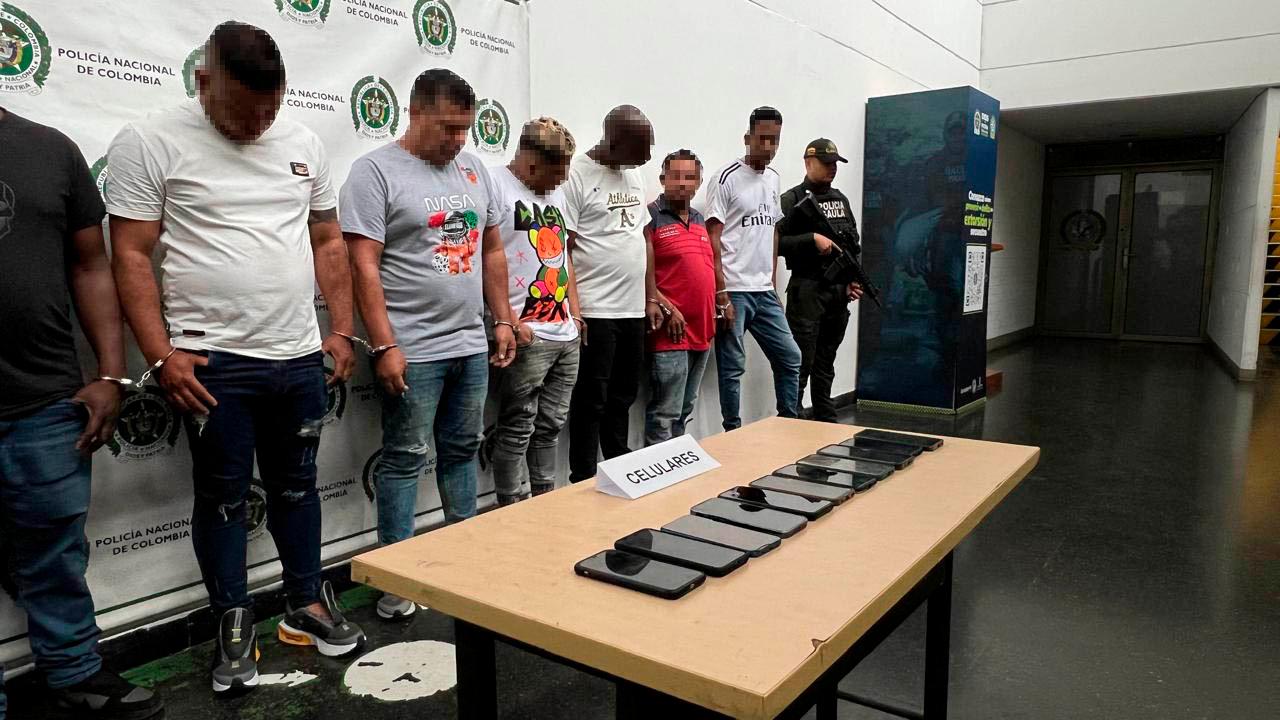 A los capturados les incautaron celulares. /FOTO: POLICÍA NACIONAL
