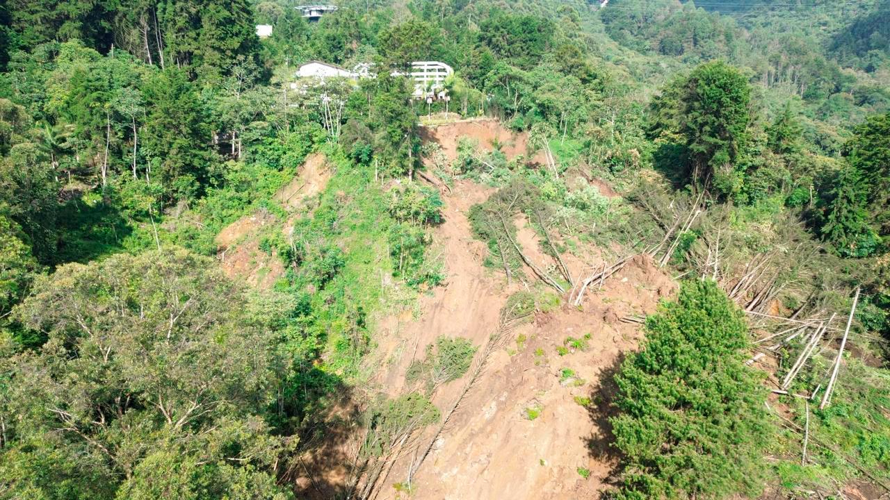 Así se ve desde el aire el deslizamiento. <b><span class=mln_small-caps_mln>/FOTO: MANUEL SALDARRIAGA. </span></b>