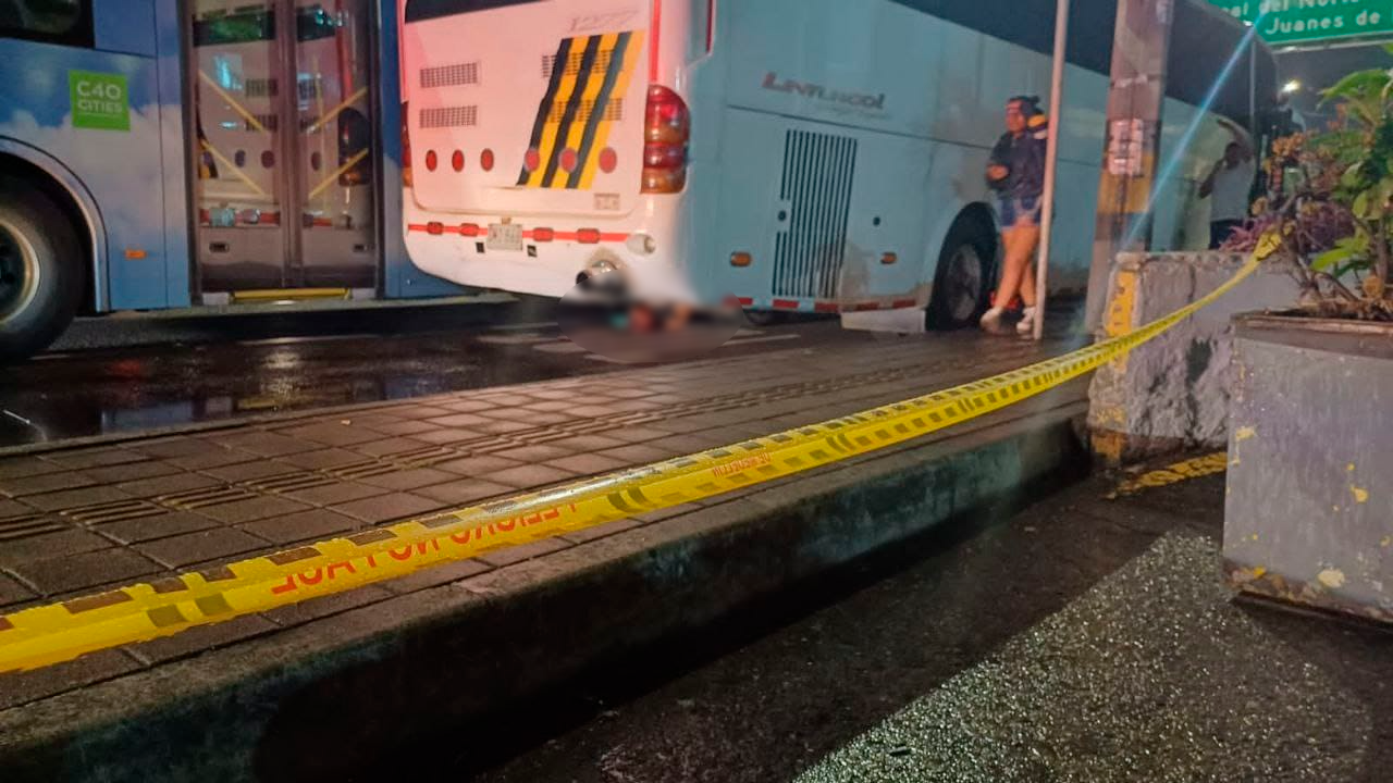 John Édison murió tras quedar aprisionado entre los 2 vehículos. /FOTO: CORTESÍA