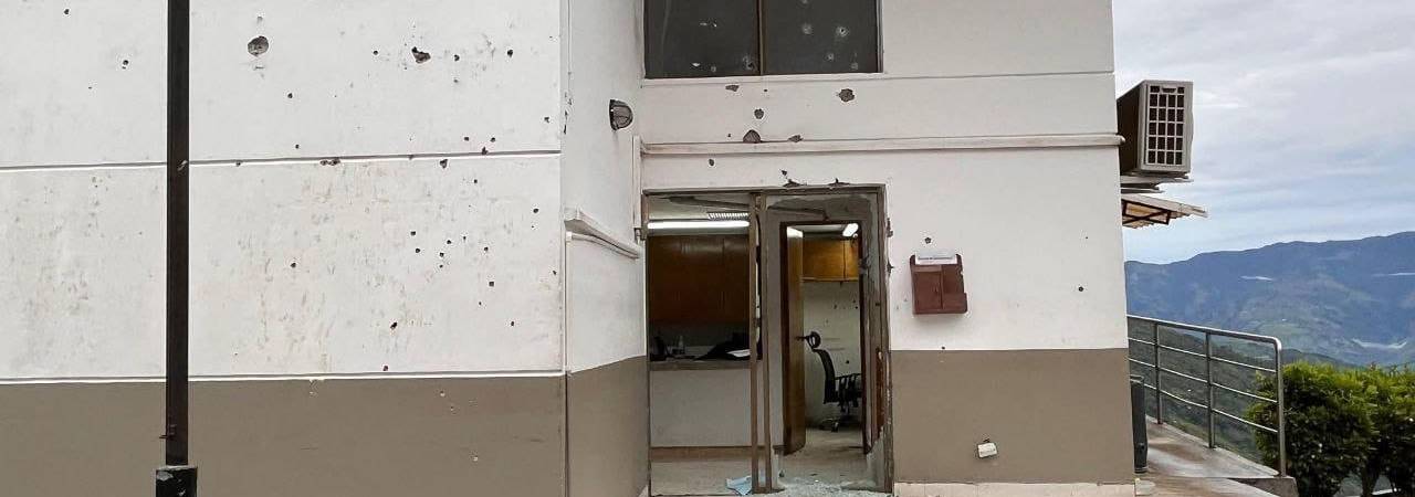 Así quedó la Estación de Policía de Valdivia tras el ataque. /FOTO: HERALDO DEL NORTE