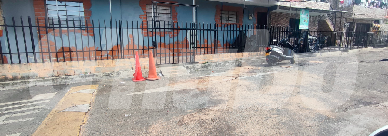 En el piso quedó aceite regado de la motocicleta de los uniformados. /FOTO: ANDRÉS FERNANDO GARCÍA.