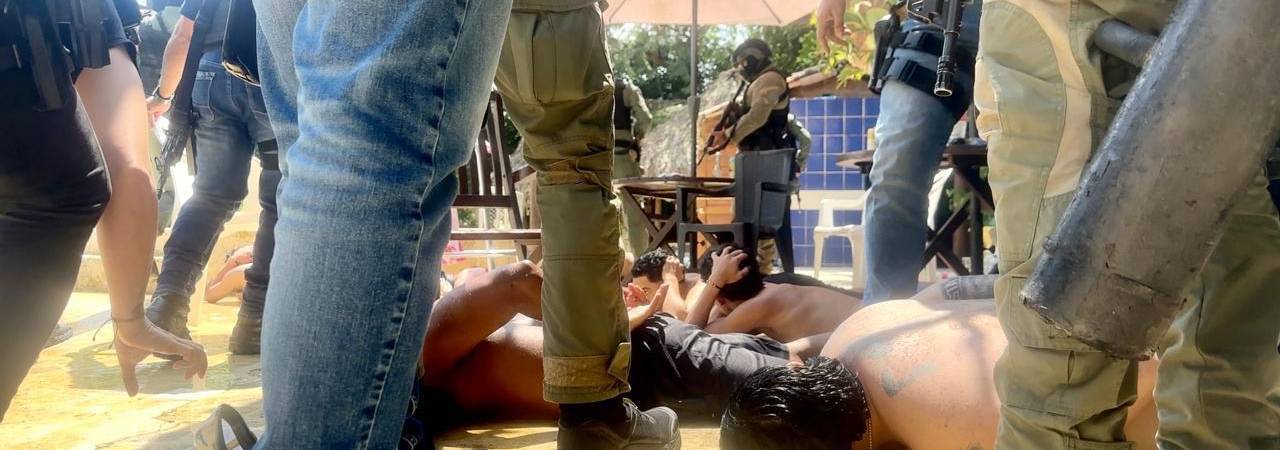 Alias Sebas fue sorprendido con un grupo de personas, entre las que había mujeres. FOTO: POLICÍA METROPOLITANA